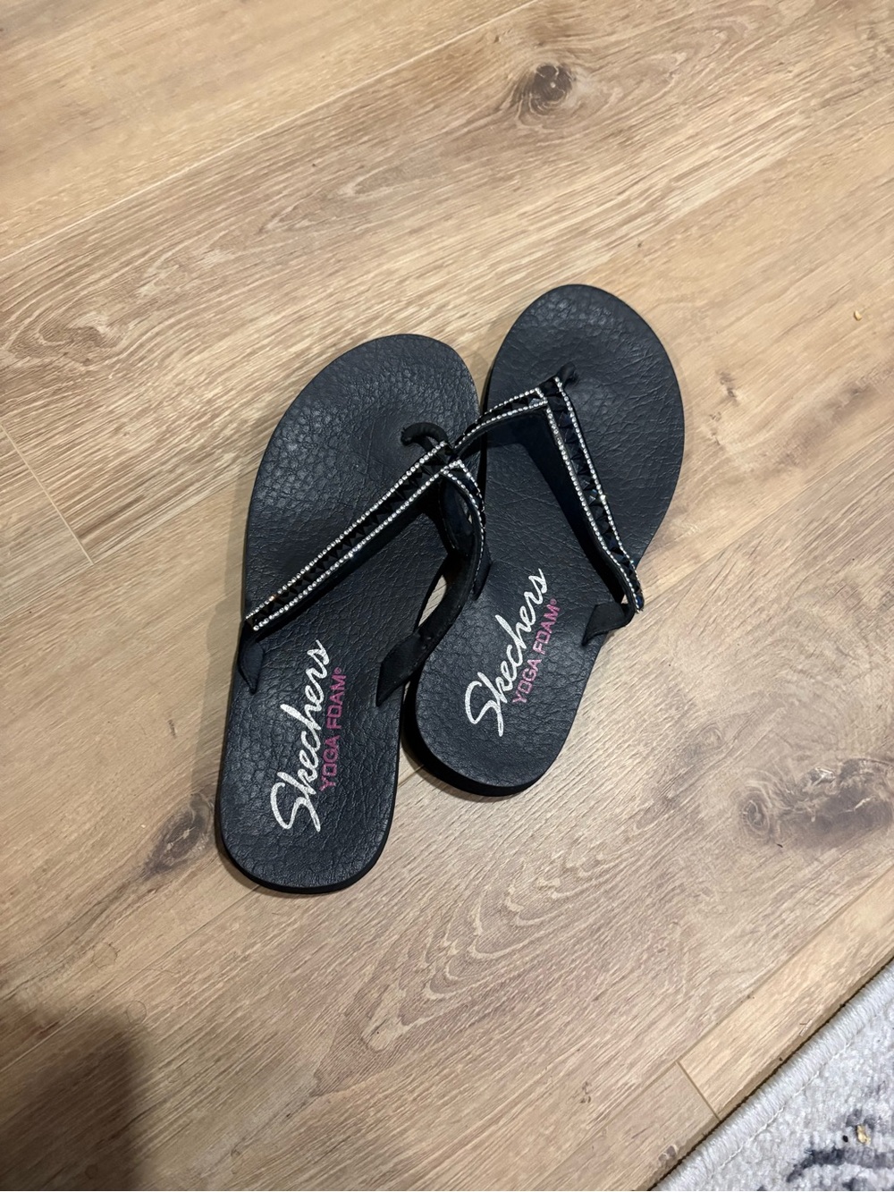 Skechers Women's Black Thong Sandals with Contrast Stitching size 9